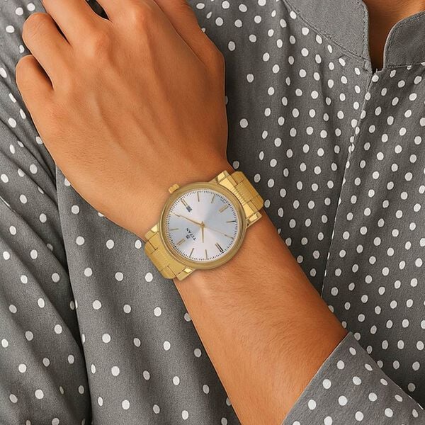 Titan Quartz Analog Men's Watch with Date display and Silver Dial with Golden Stainless Steel Strap,1712YM02