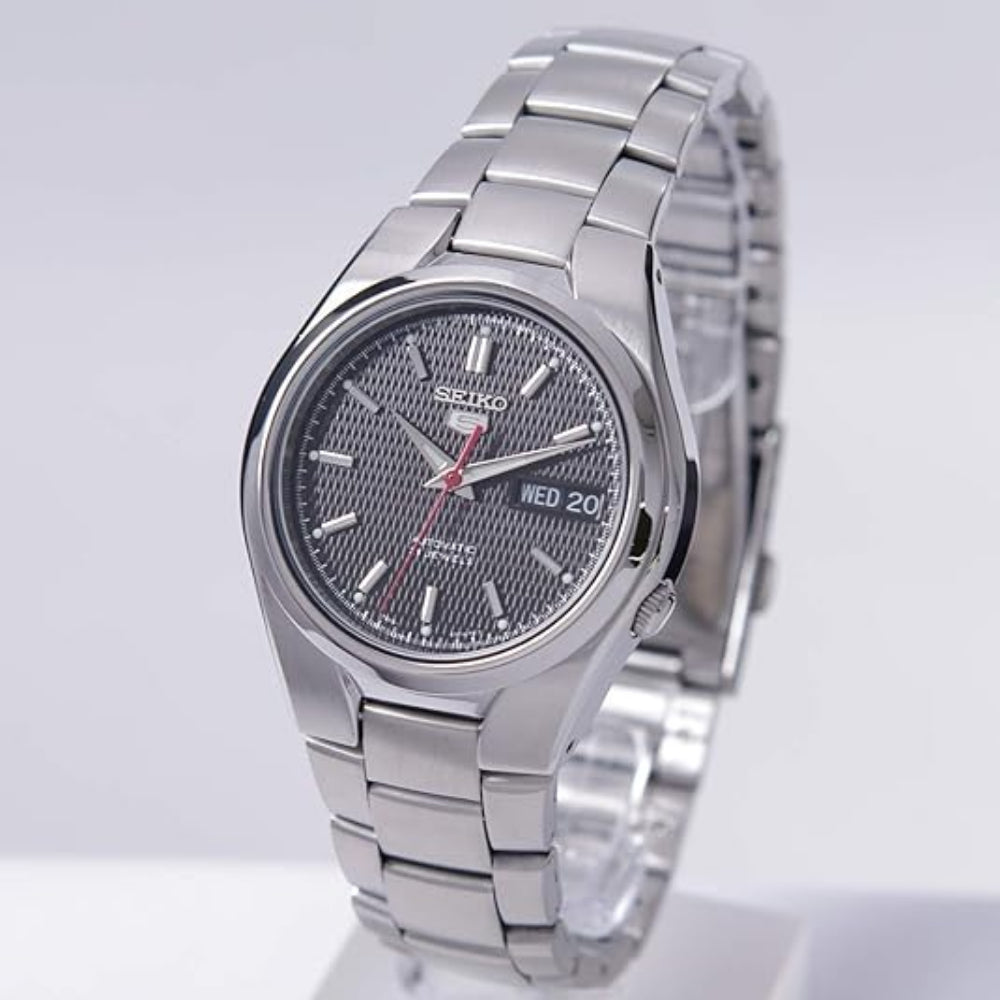 Seiko 21 Jewels Men's Automatic Watch Analog Black Dial with Silver Stainless Steel Band, SNK607K
